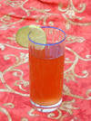 ayurvedische Limonade im Glas mit Zitronenscheibe