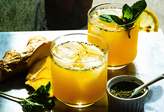 Der ayurvedische Ingwer-Limonen-Cocktail regt die Verdauung an