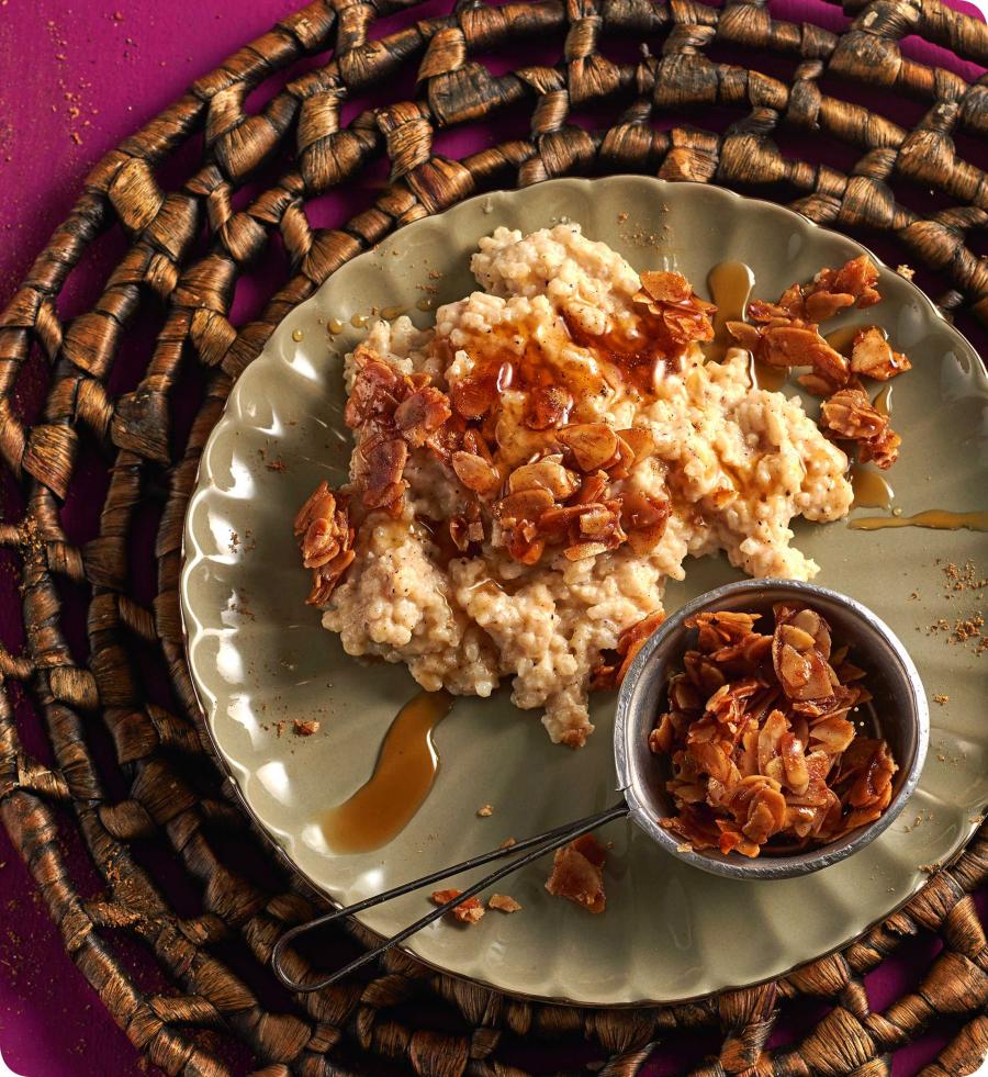 Zwei ayurvedische Frühstücksrezepte: „Reisbrei mit Mandelkrokant“ und „Der Würzige“