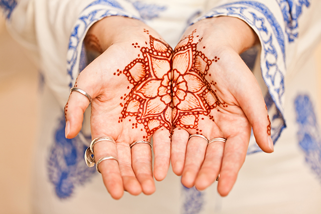 Mehndi - Die magische Kunst der Henna-Bemalung