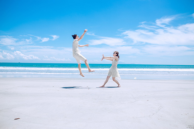 Vata-Persönlichkeit in Beziehungen Paar am Strand miteinander spielend 