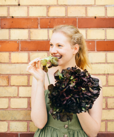 Portrait Jana Eisert mit lecker frischem Salatkopf